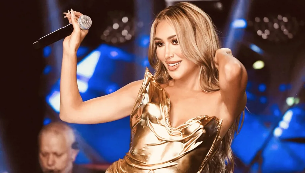 مايا دياب بفستان من الذهب أثار ضجّة في تركيا (صور وفيديو)