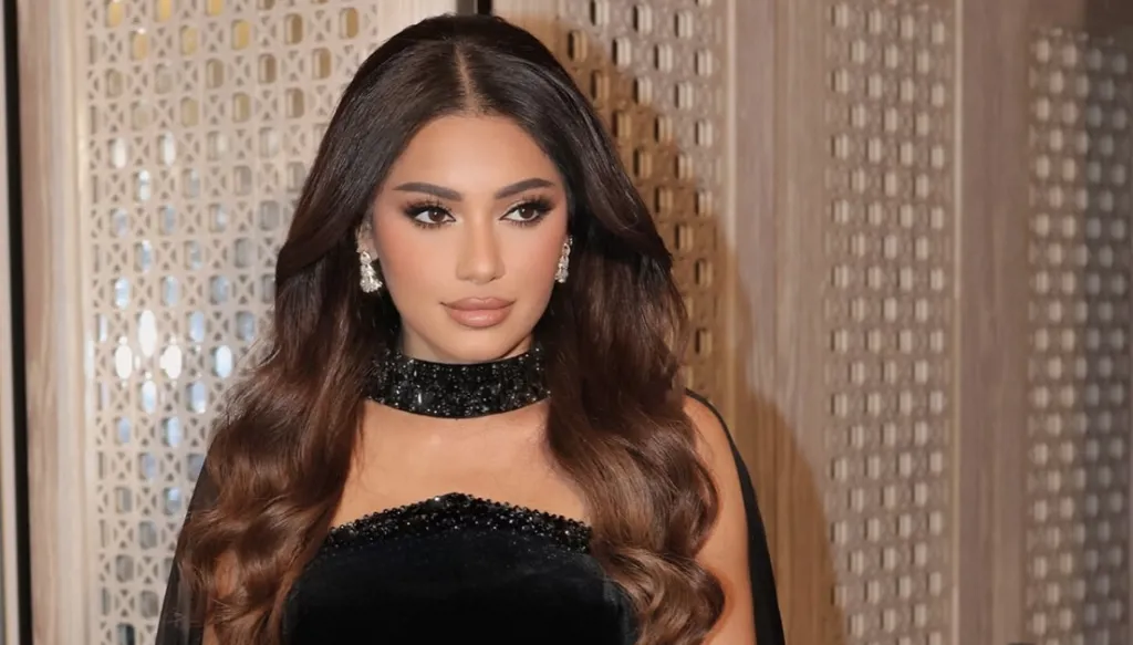 رحمة رياض تتأنّق بالمخمل الأسود خلال حفلها الغنائي في أبو ظبي (صور وفيديو)