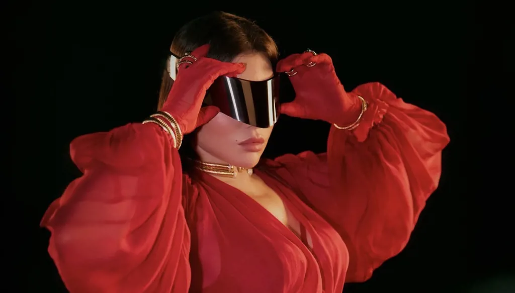 هيفاء وهبي تتحدّى بجرأة الدّانتيل الأحمر ... صور جديدة من "سوبر وومان" (صور وفيديو)