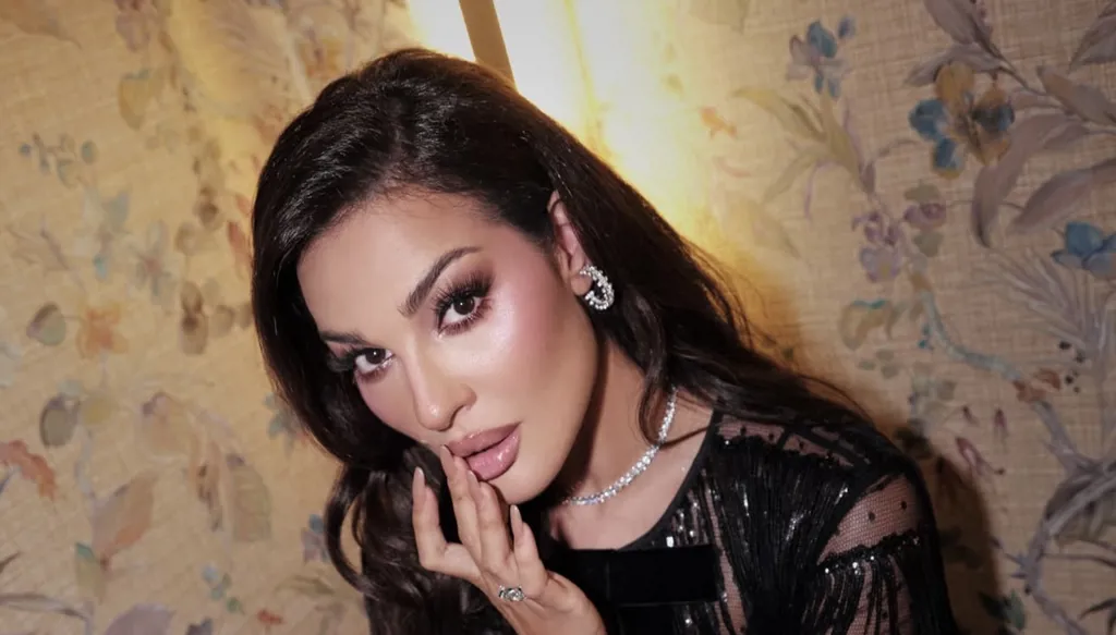 نادين نسيب نجيم بإطلالة آسرة بالأسود البرّاق من نينا ريتشي في برنامج "نيشان إكس"