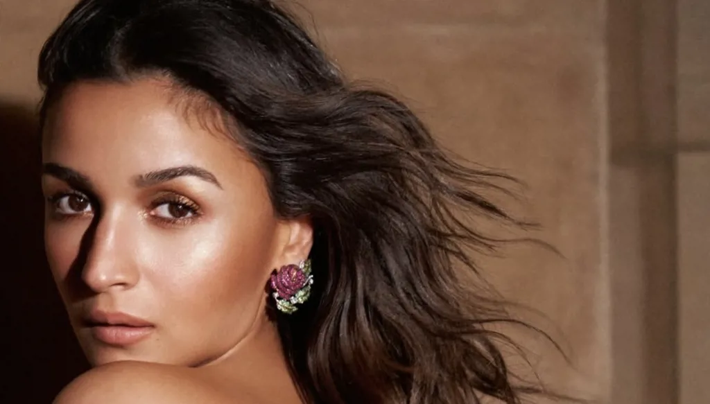 أسرار جمال عليا بهات وأسلوب أناقتها... عندما تتحوّل البساطة إلى توقيع فاخر (صور وفيديو)