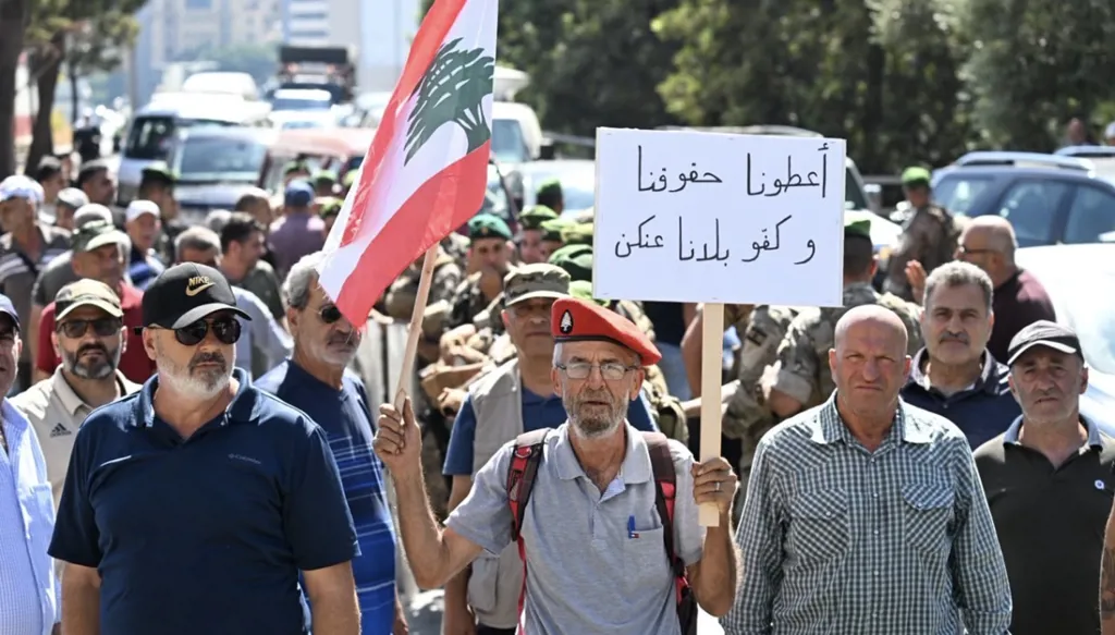 تظاهرة العسكريين المتقاعدين في وسط بيروت (حسام شبارو).