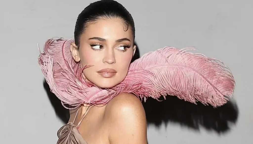 كايلي جينر تشعل الموضة العالمية بإطلالة وردية جريئة سبق أن ارتدتها أليكس كونساني (صور وفيديو)