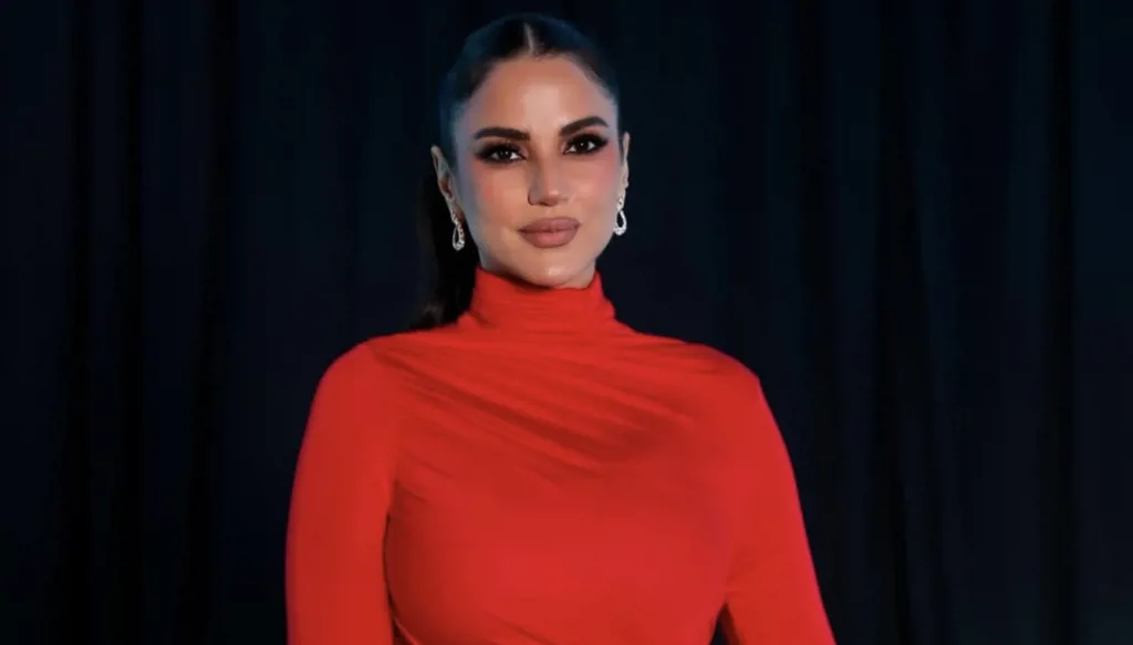 درة زروق تتألّق بالأحمر النّاري… فستان يختصر الأنوثة والجرأة