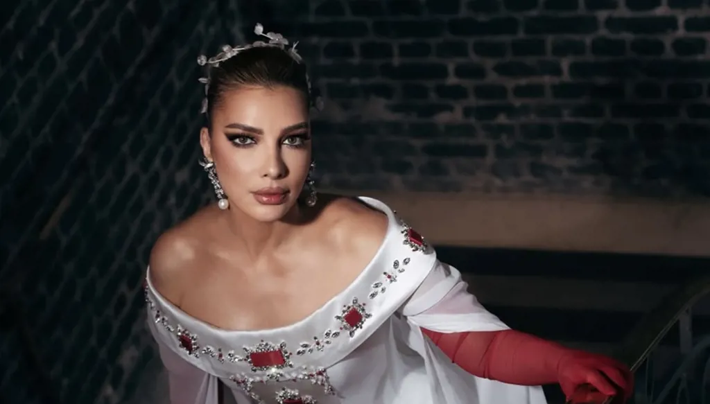 أصالة نصري بإطلالة ملكية في باريس بتوقيع المصمّم مثنى الحاج علي (صور وفيديو)