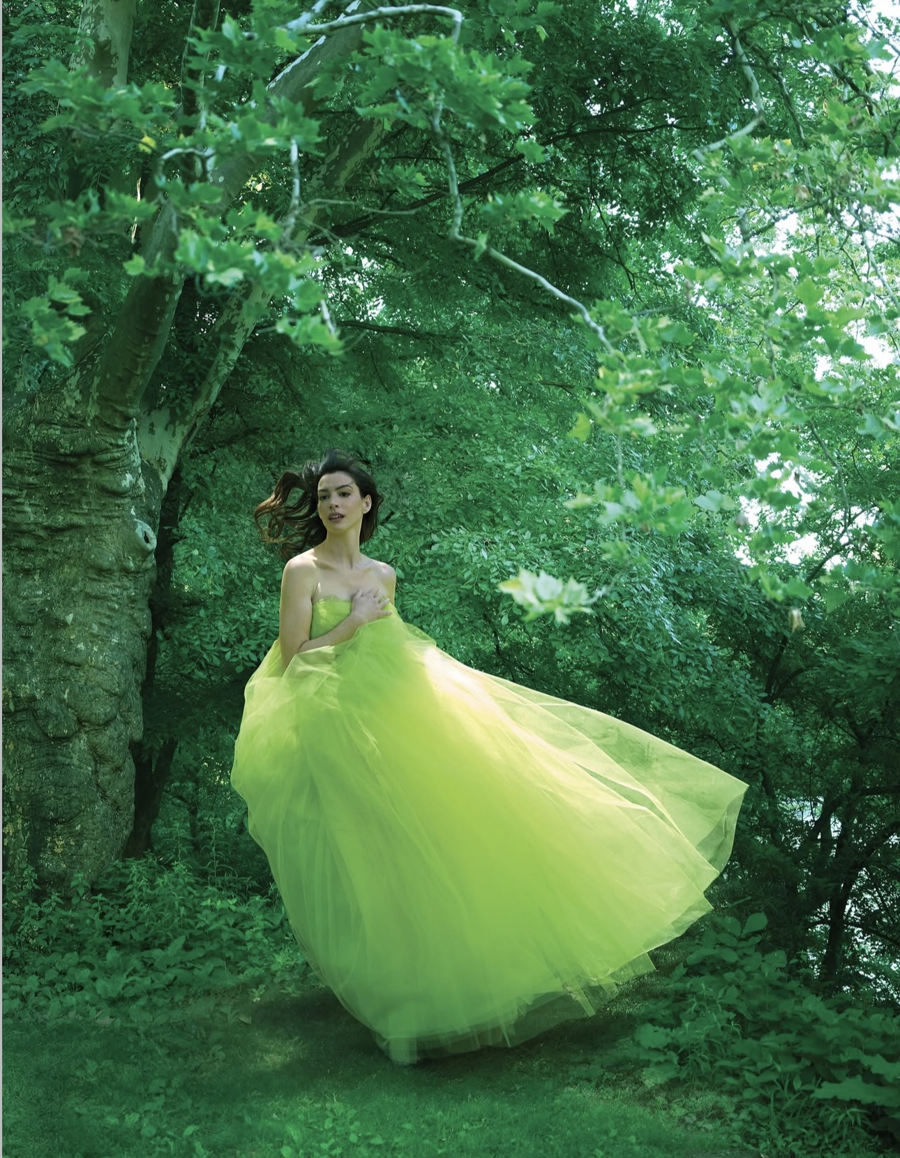 آن هاثاواي بتصميم Givenchy (إنستغرام)