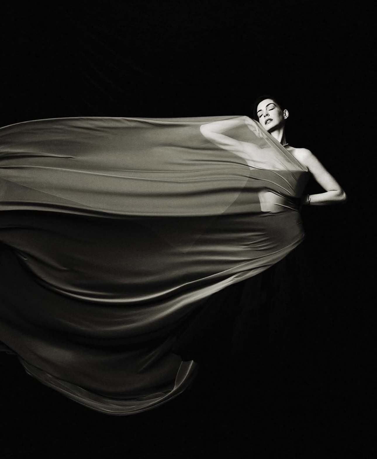 آن هاثاواي بجمالها الطبيعي (إنستغرام)