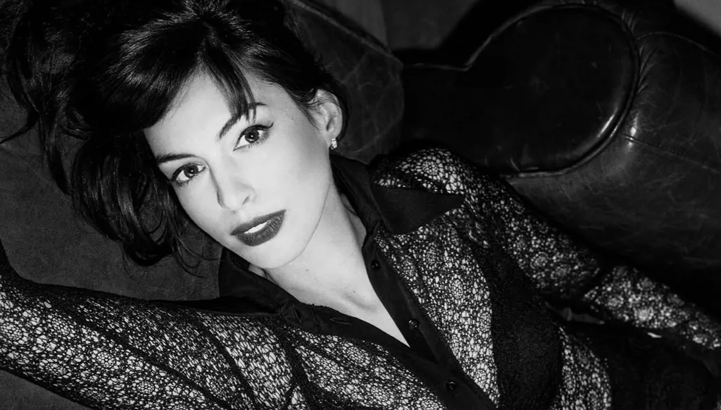 آن هاثاواي بطلة The Devil Wears Prada... إطلالات لا تُنسى (صور وفيديو)