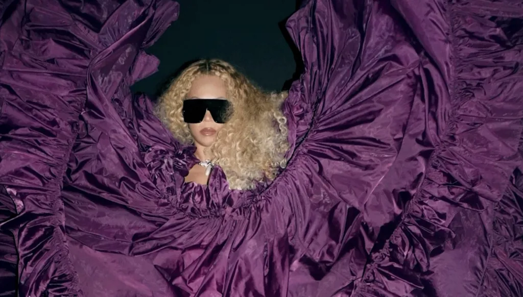بيونسيه تتصدّر الترند في الذكرى العاشرة لأبوم Lemonade بتصميم سان لوران (صور وفيديو)