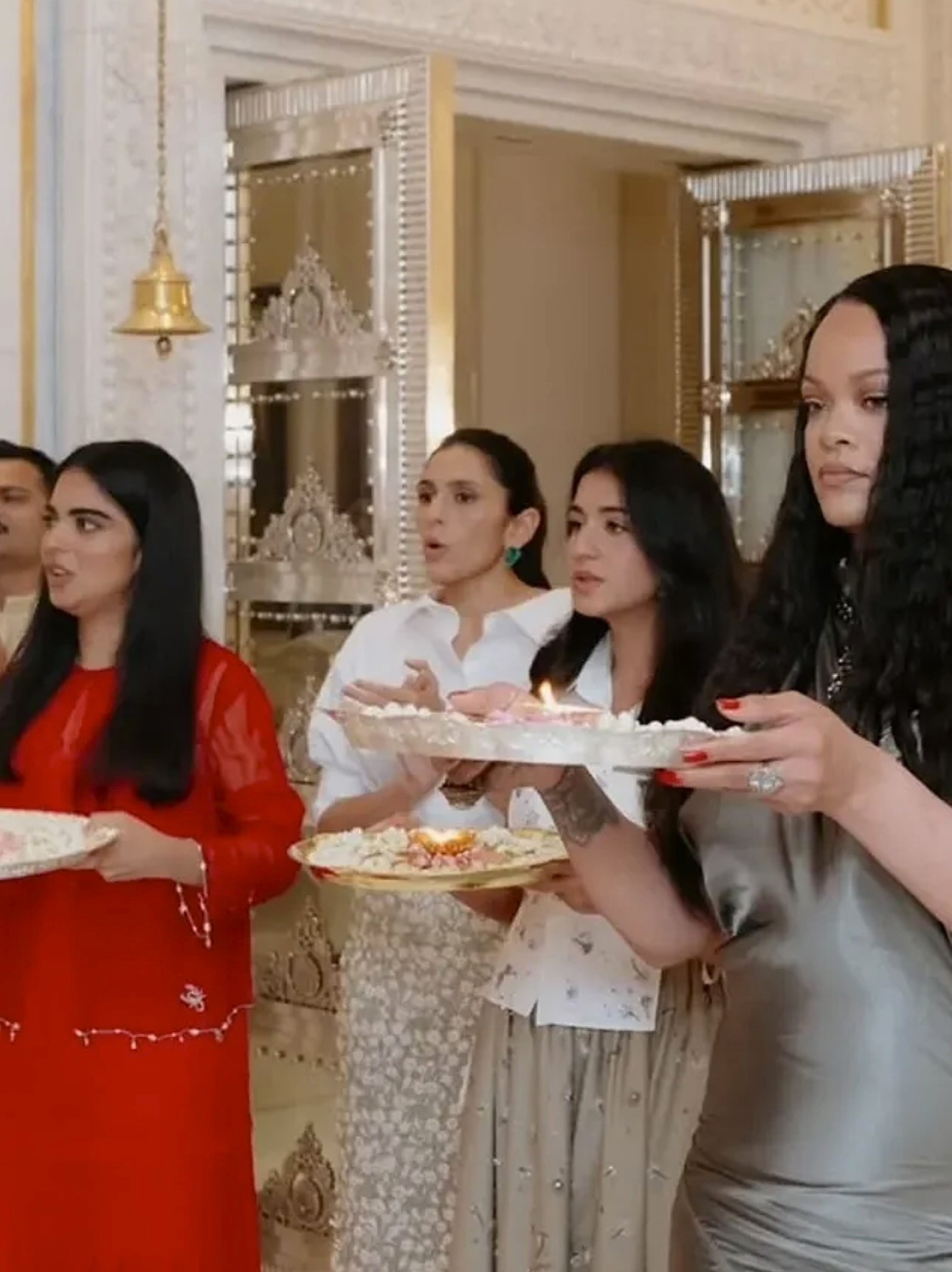 ريهانا وأفراد عائلة أمباني (إنستغرام)