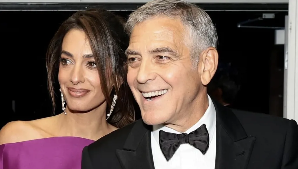 أمل كلوني باللون الماجنتي الجريء من بالنسياغا يرسّخ أناقتها العالميّة إلى جانب زوجها (صور وفيديو)