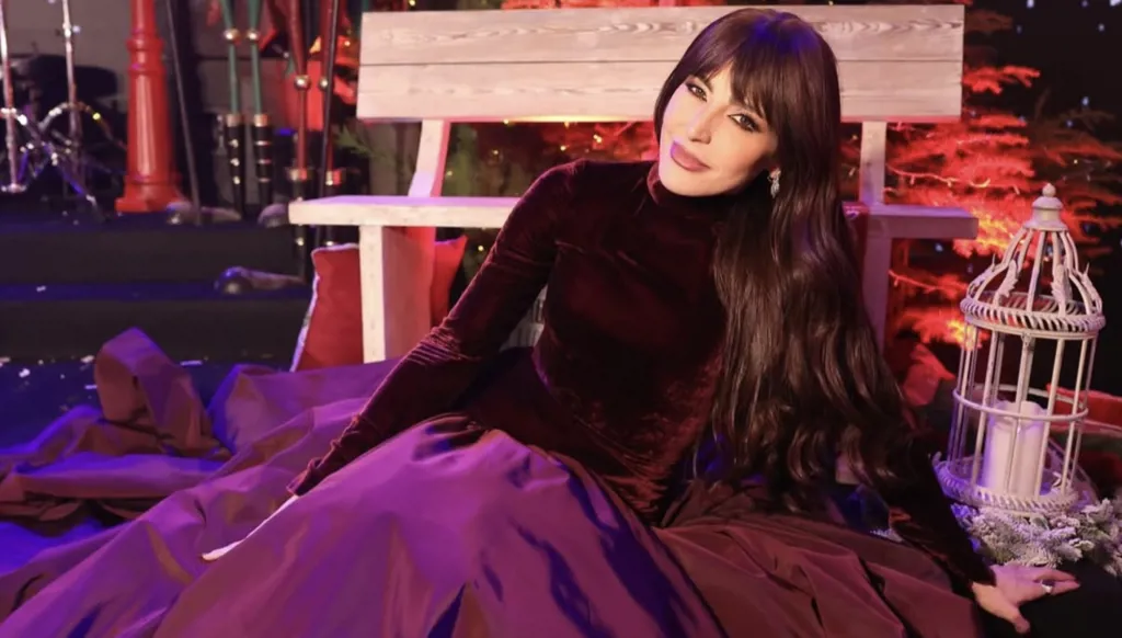 عبير نعمة تتألّق باللون البرغندي في حفل عيد الميلاد بتوقيع رامي قاضي (صور فيديو)