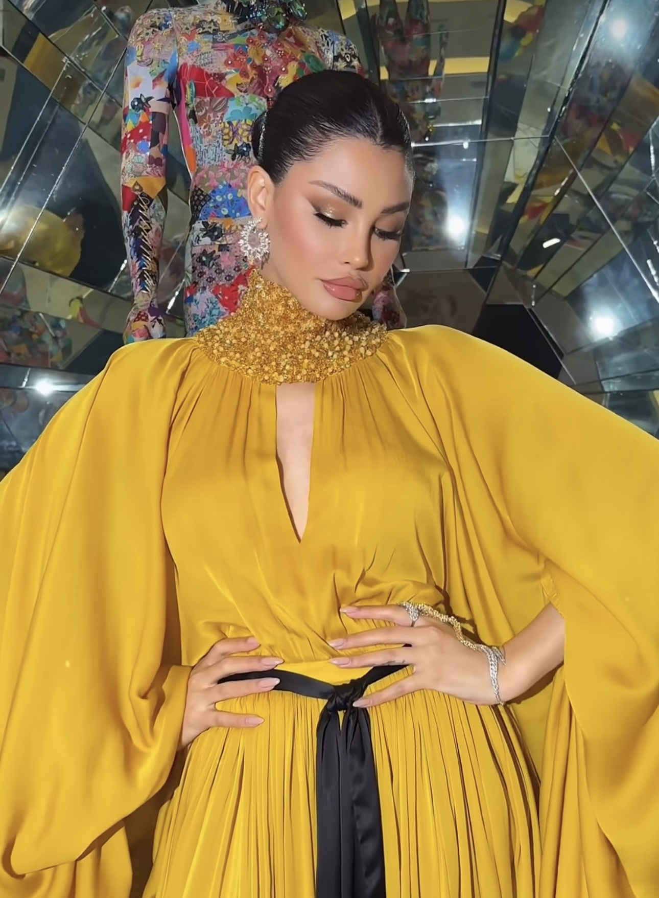 أميمة طالب بمجوهرات مميّزة أكملت إطلالتها الملكيّة (إنستغرام)