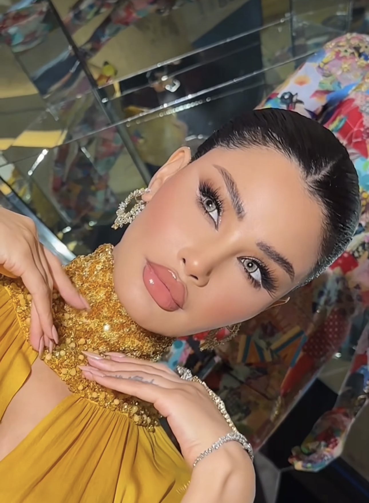 أميمة طالب بمكياج مشرق وشينيون أنيق (إنستغرام)