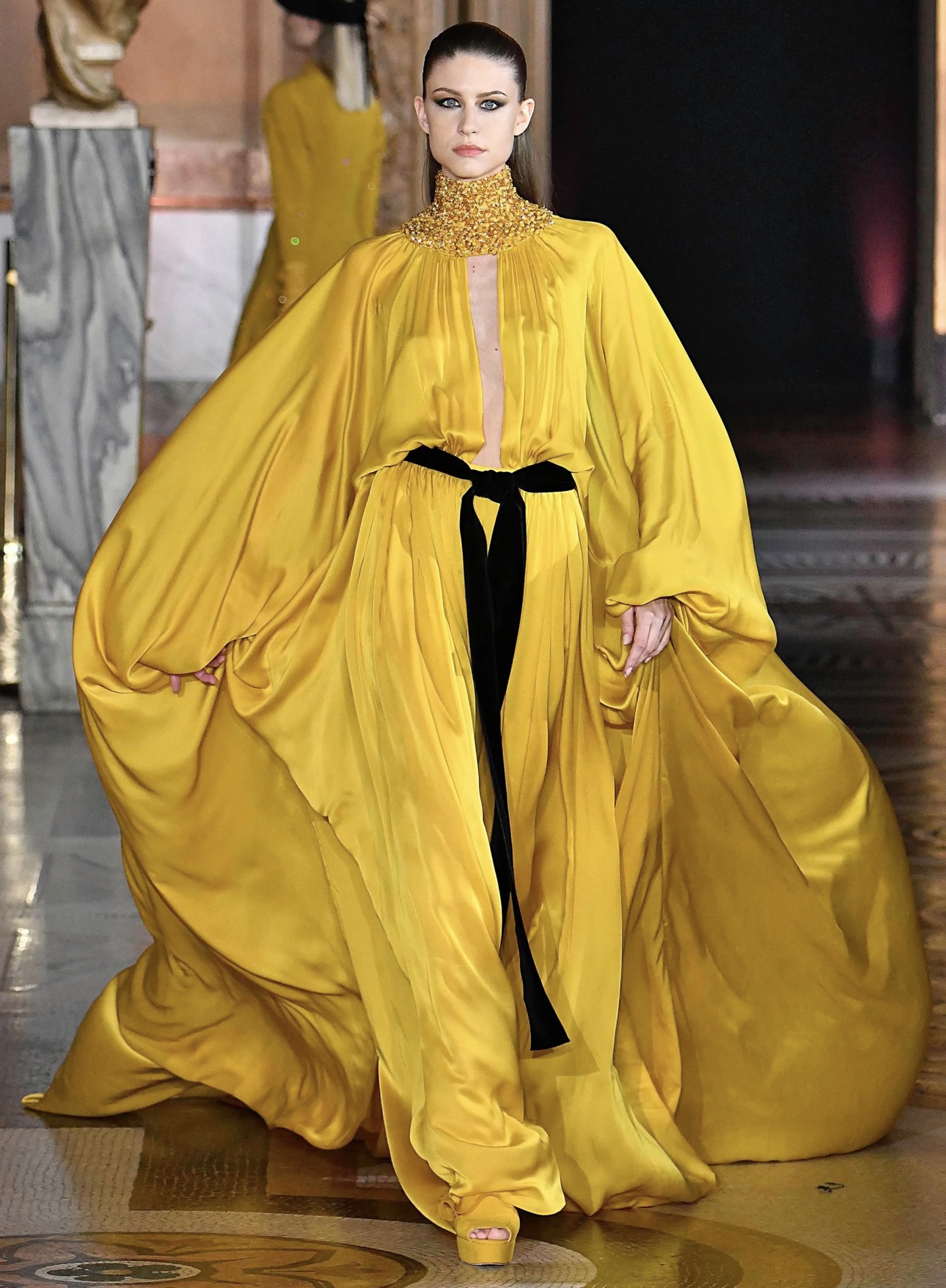 فستان ستيفان رولاند في عرض مجموعة خريف وشتاء 2020 (إنستغرام)