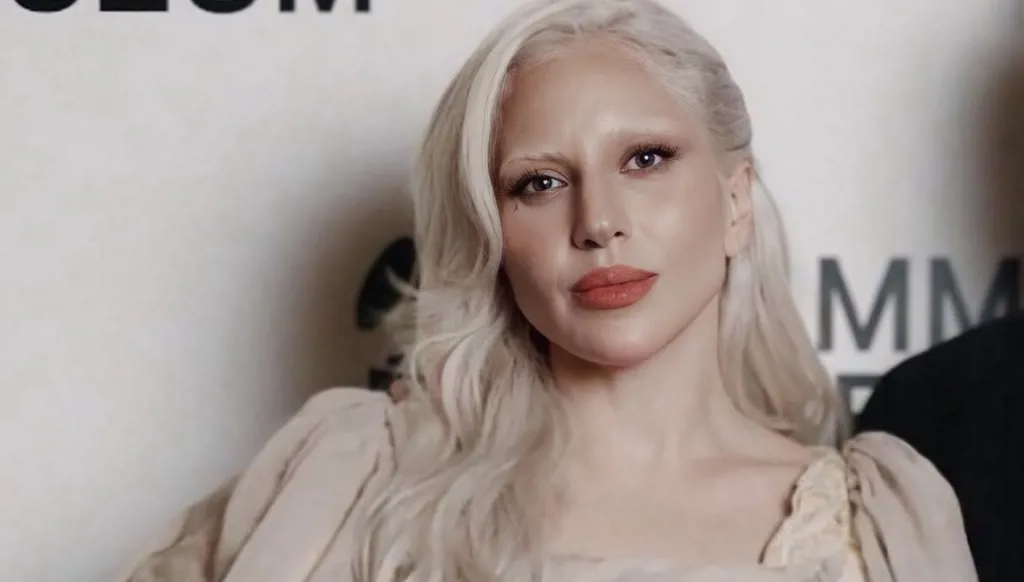 ليدي غاغا بتصميم عصري مبتكر في العرض الخاص لـ "Harlequin Live" (صور وفيديو)