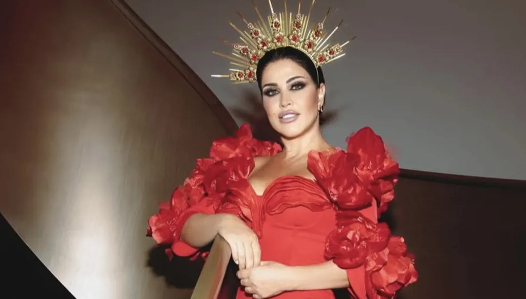 جومانة مراد تتألّق بالأحمر الملكي في نهاية 2025 بتصميم فؤاد سركيس (صور وفيديو)