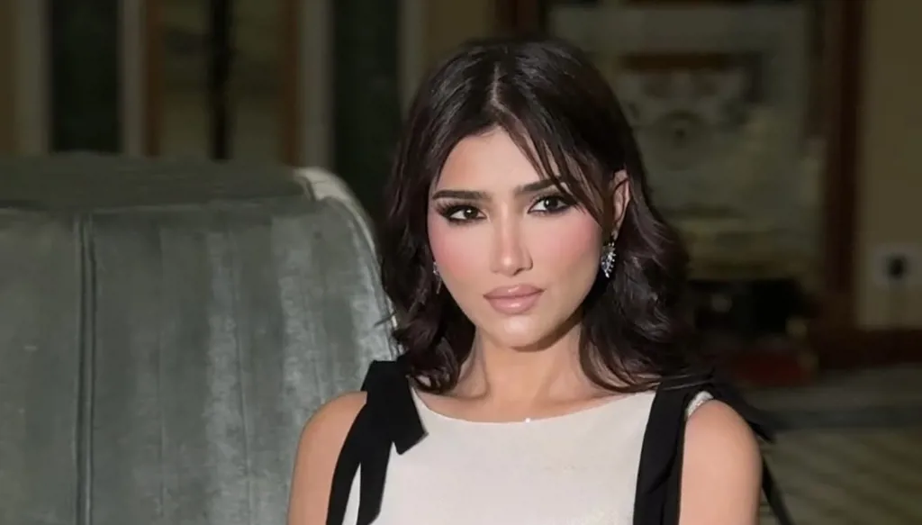 مي عمر تتألّق على السجّادة الحمراء لفيلم "شمشون ودليله" في السّعودية