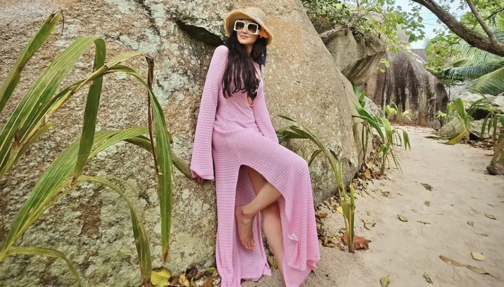 مي عمر ملهمة بأناقة السفر من جزر السيشل... أزياء صيفيّة إليك كيفية تنسيقها