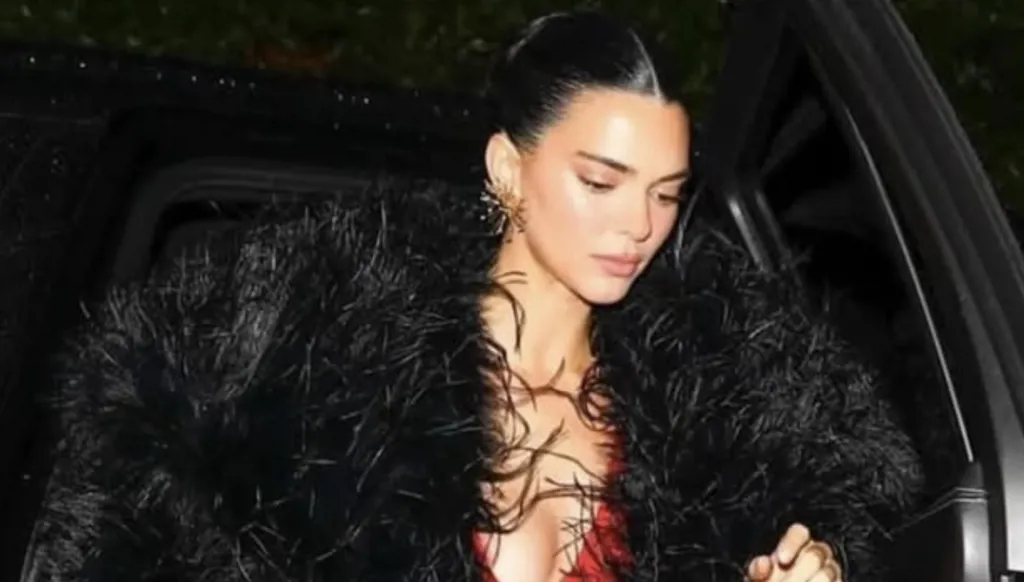 كيندال جينر تُعيد كتابة أناقة الأعياد بالفرو... من أرشيف موغلر إلى شانيل بلمسة معاصرة