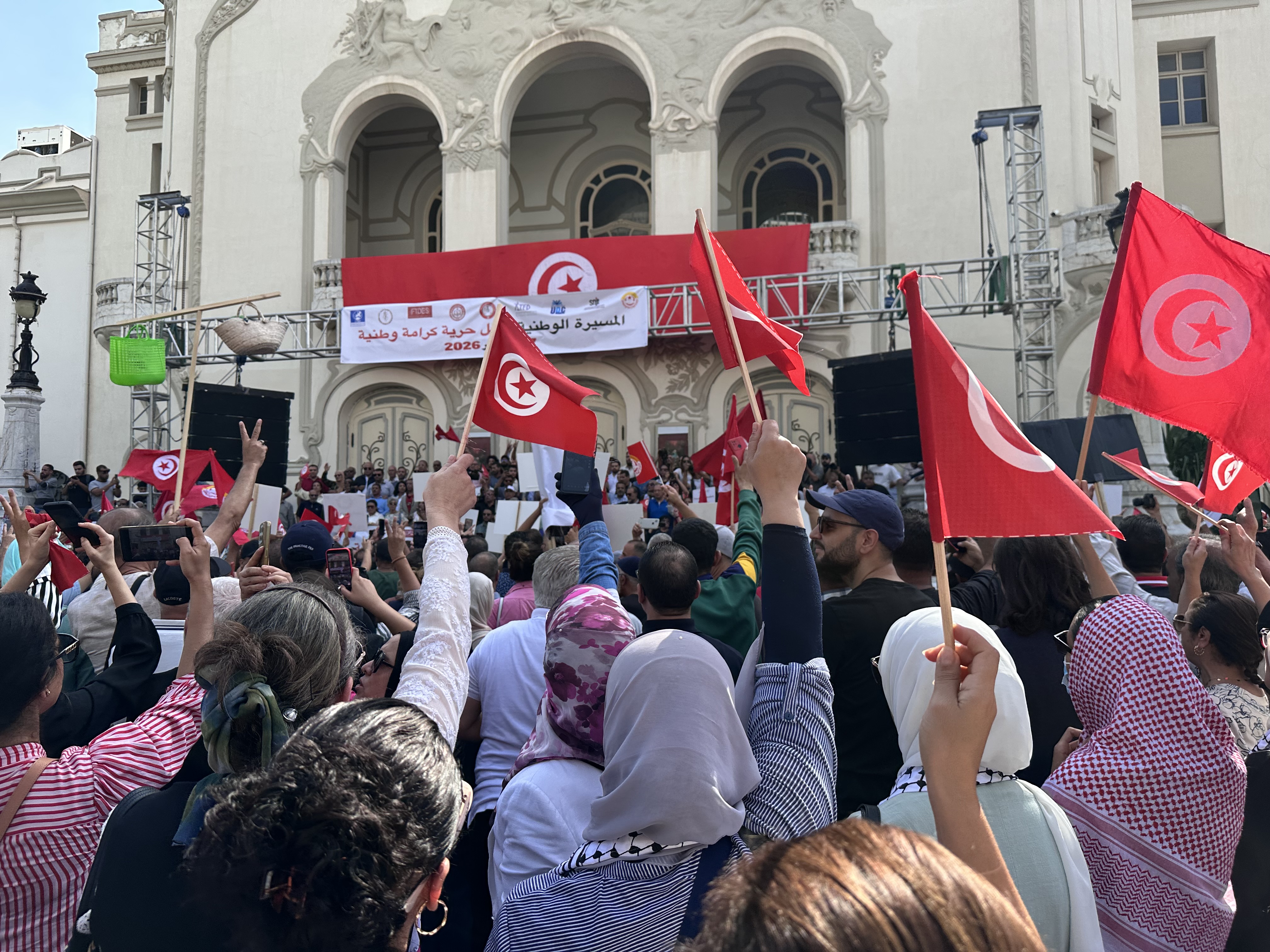 متظاهرون يرفعون الأعلام التونسية خلال مسيرة احتجاجية في العاصمة تونس، 17 تشرين الأول/أكتوبر 2026. (النهار)