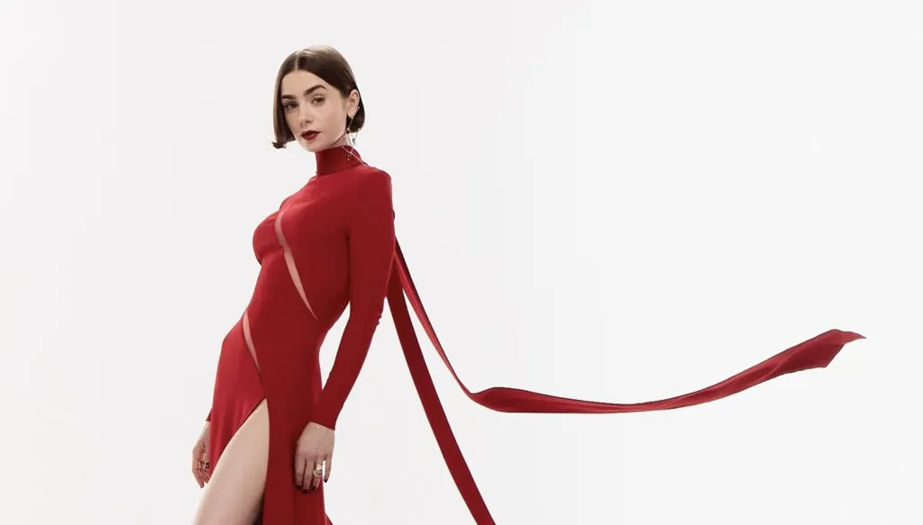 ليلي كولينز تتألّق بالأحمر... إطلالات أيقونية صنعت هوية الموضة لمسلسل "إيميلي في باريس"  (صور وفيديو)