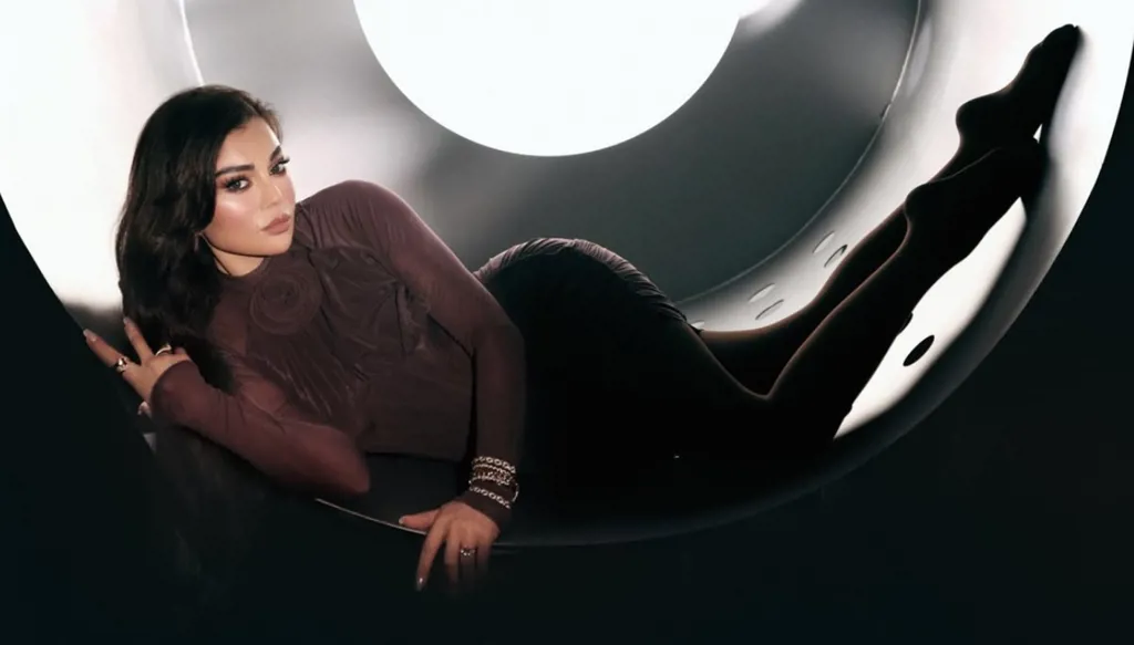 هيفاء وهبي تشعل السوشيال ميديا بستايل جريء ومتجدد في كواليس ألبوم "ميغا هيفا"