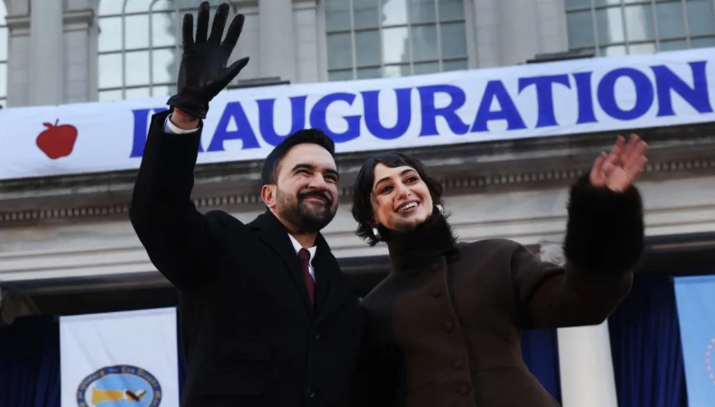 راما دواجي تكسر البروتوكول في تنصيب عمدة نيويورك بتصميم اللبنانيّة سينتيا مرهج