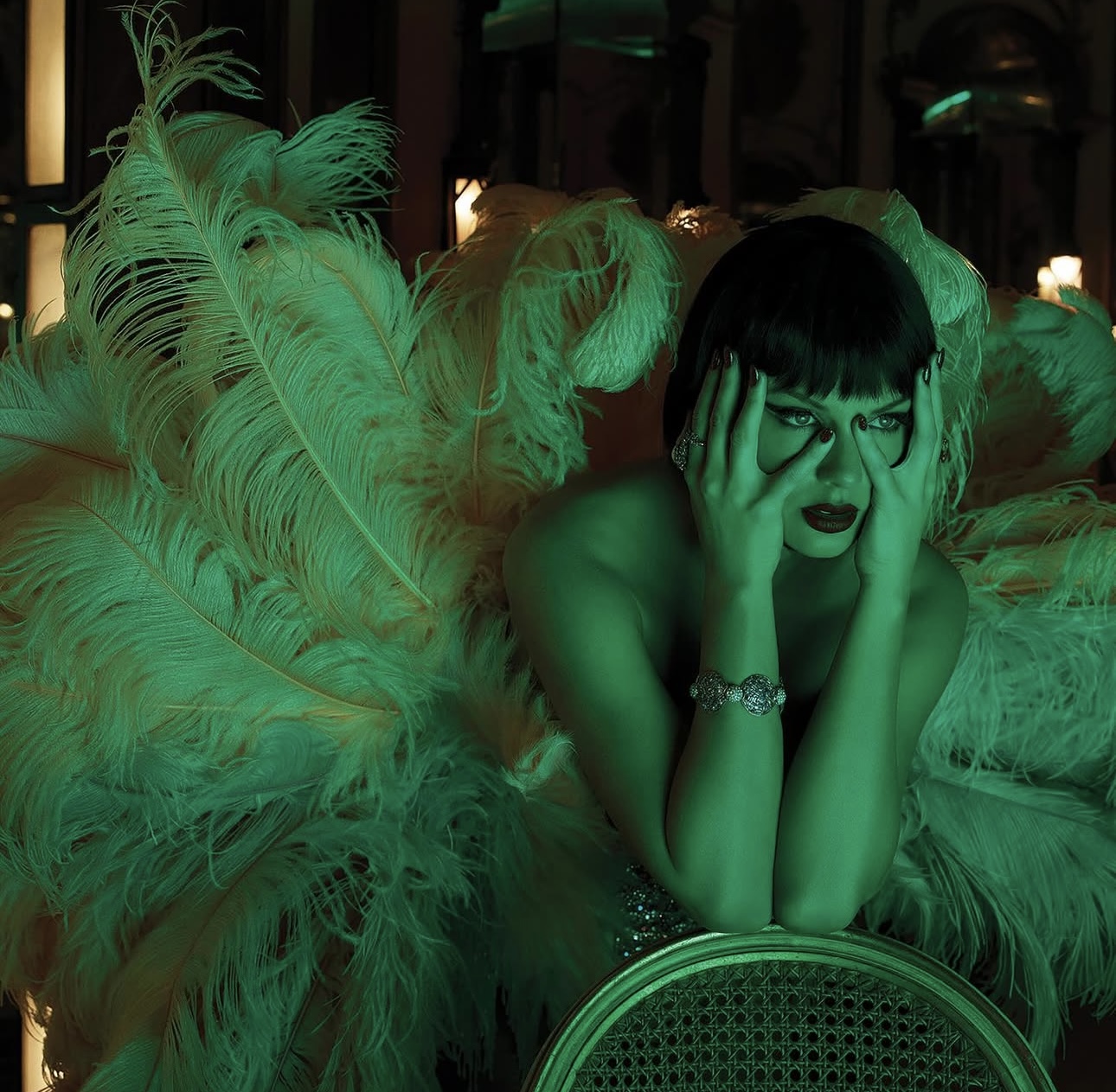 تايلور سويفت ببدلة الكريستال والريش (صورة من ألبوم تايلور سويفت الجديد)