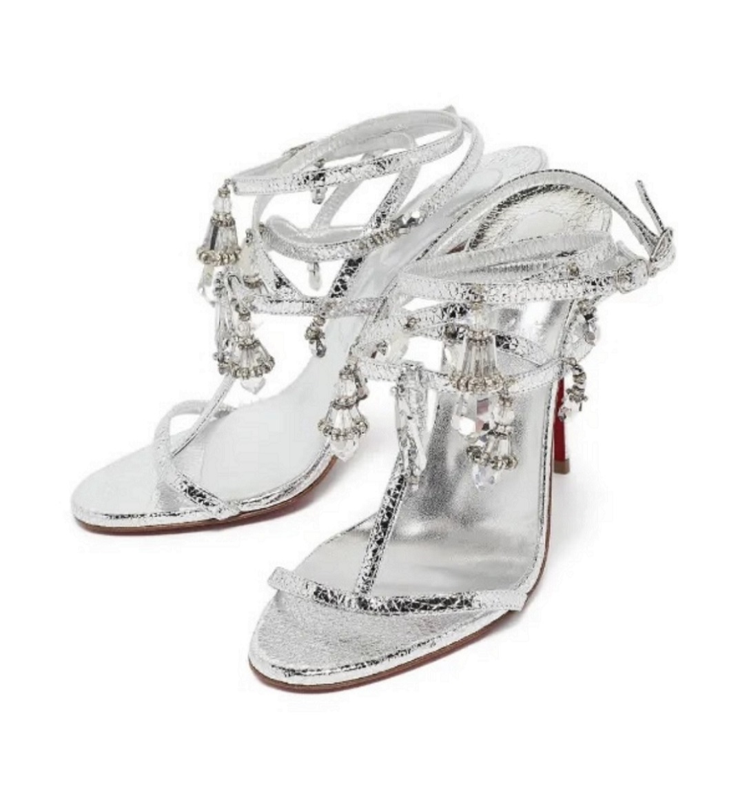 صندال فضيّ مزيّن باكسسوارات من الكريستال من كريستيان لوبوتان (إنستغرام)