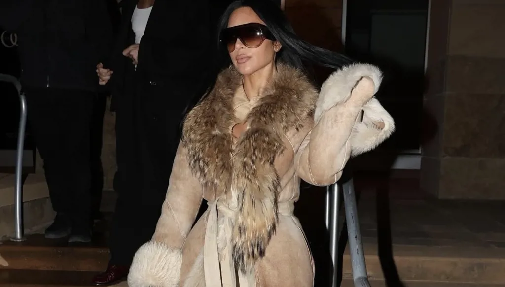 كيم كارداشيان بأبرز صيحات ستريت ستايل الفاخرة من الجلد والفرو لشتاء 2026