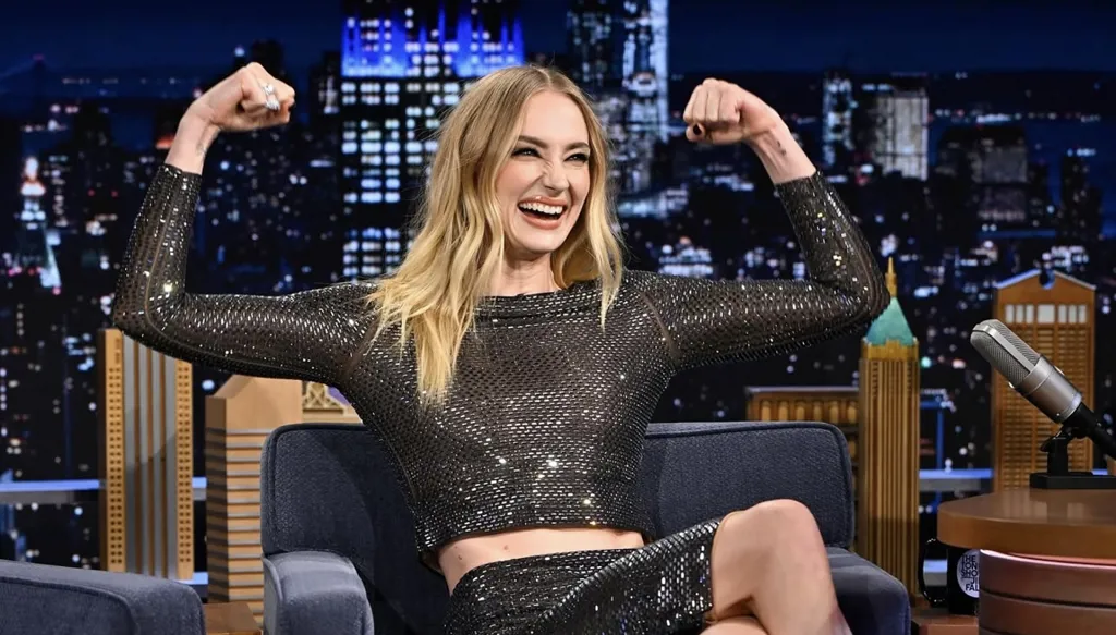 صوفي تيرنر في 3 إطلالات باللون الأسود تعكس الأناقة المعاصرة (صور وفيديو)