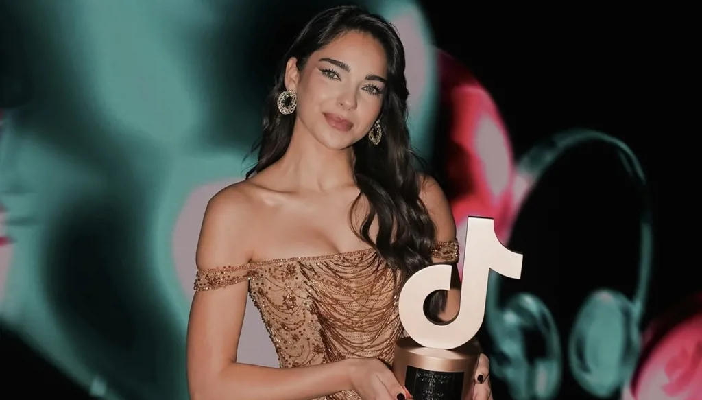 يارا بو منصف تحصد جائزة صناعة التغيير البرونزيّة من تيك توك MENA بتصميم نجا سعادة