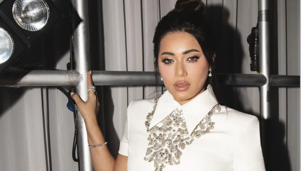 رحمة رياض تختتم موسم The Voice بالأبيض الراقي بتوقيع زهير مراد