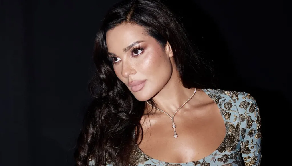 بين الأنوثة والقوّة... نادين نسيب نجيم تفرض حضورها بتصميم سان لوران