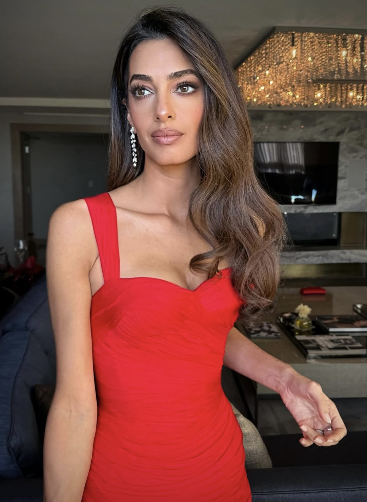 أمل كلوني بمكياج دافىء (إنستغرام)