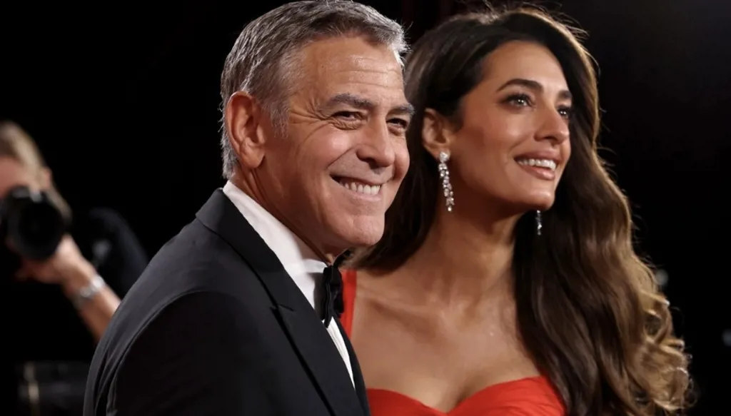 أمل كلوني بالأحمر المرجاني تسرق الأضواء في حفل غولدن غلوب 2026 (صور وفيديو)