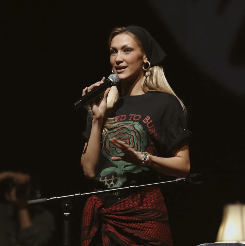 بيلا حديد تلقي رسالتها الداعمة لفلسطين (إنستغرام)