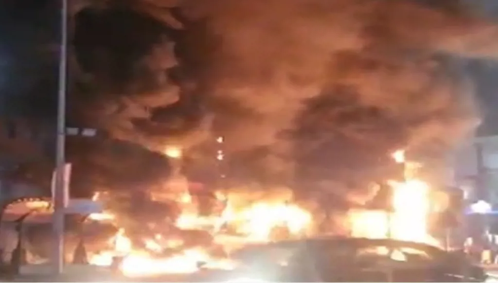 بالفيديو- حريق في "خوري هوم" فرع الدورة