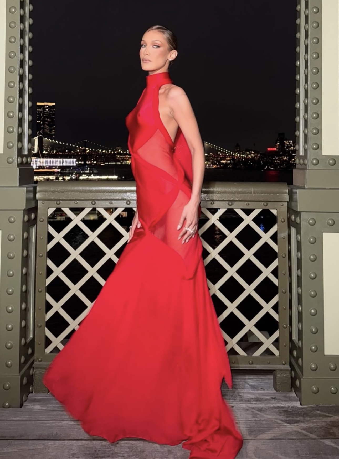 بيلا حديد بتصميم سكياباريلي (إنستغرام)