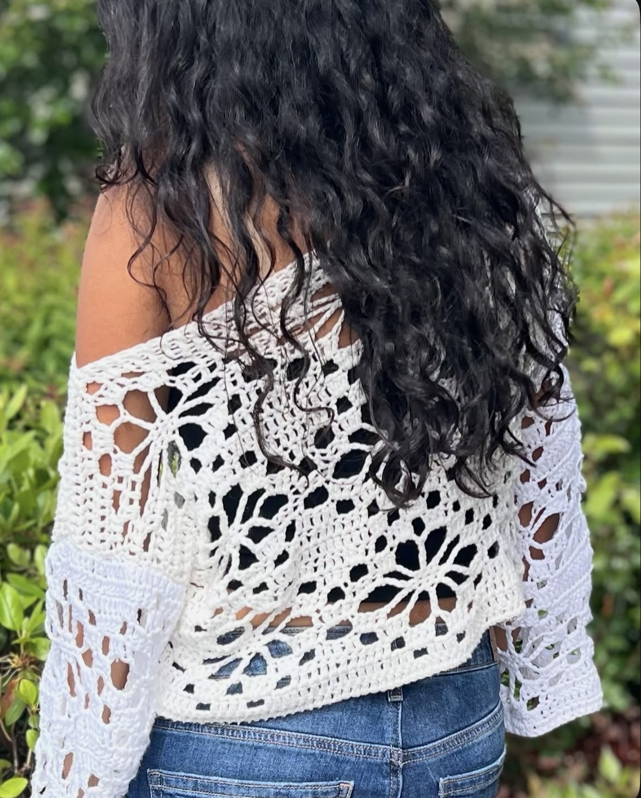 توب كروشيه مع سروال جينز أزرق (إنستغرام)