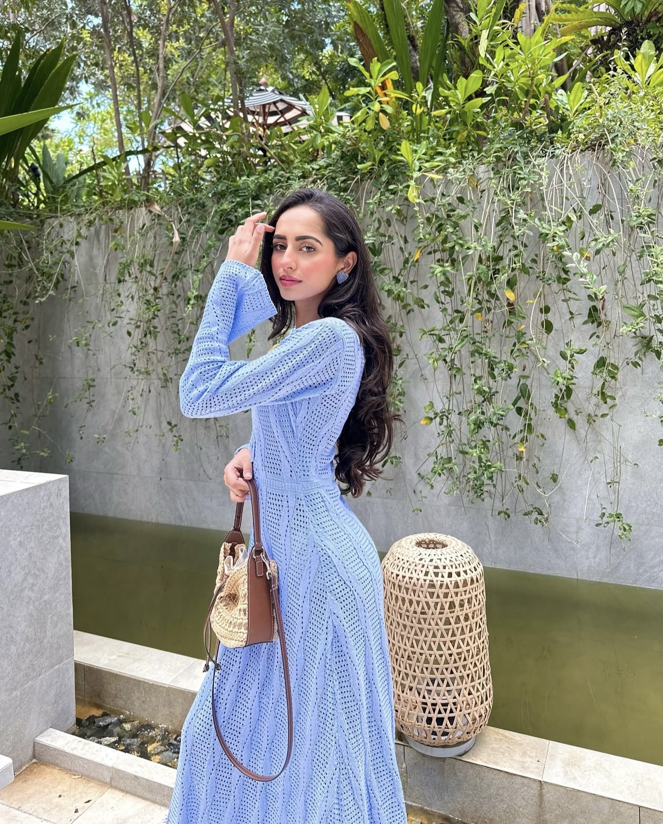 فستان وحقيبة بنمط الكروشيه (إنستغرام)