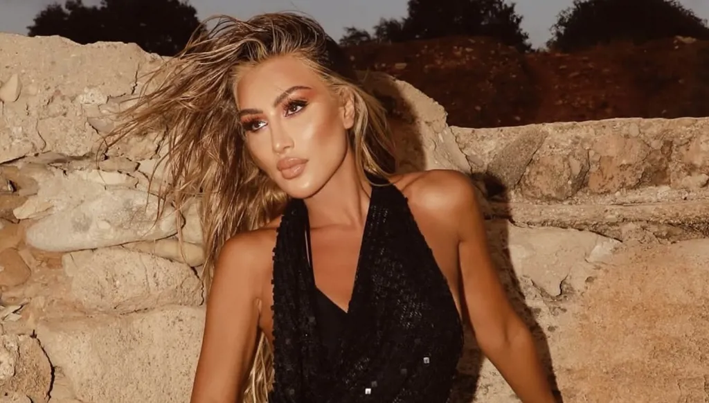 مايا دياب بموضة الكروشيه البرّاق على الشاطئ... إليك ِأفكار تساعدك على تنسيقه