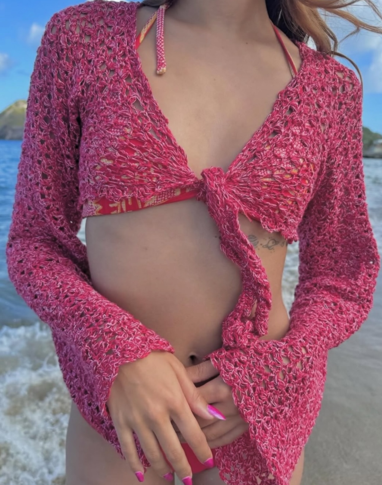 توب كروشيه بلون الفوشيا فوق ملابس السباحة (إنستغرام)