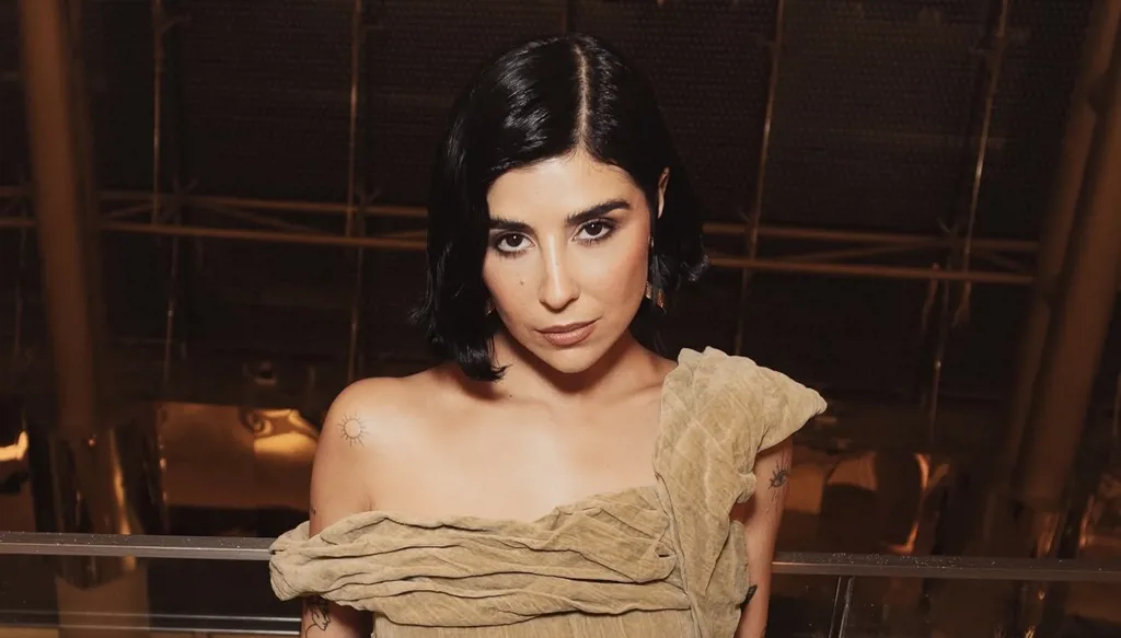 زينة مكّي بإطلالة أنثوية راقية من توري بورش في دبي