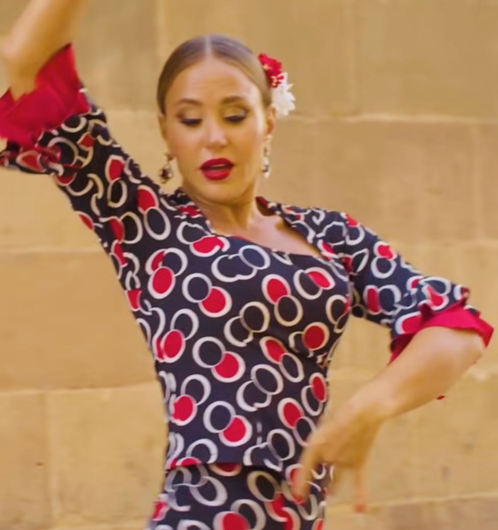 ديمة قندلفت بفستان فلامنكو (إنستغرام)