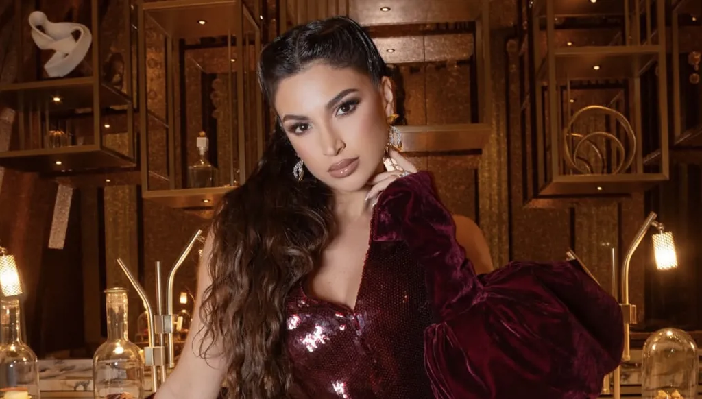 رنين مطر تتألّق في دبي بالبرغندي البرّاق من تصميم كلوي بعيني (صور وفيديو)