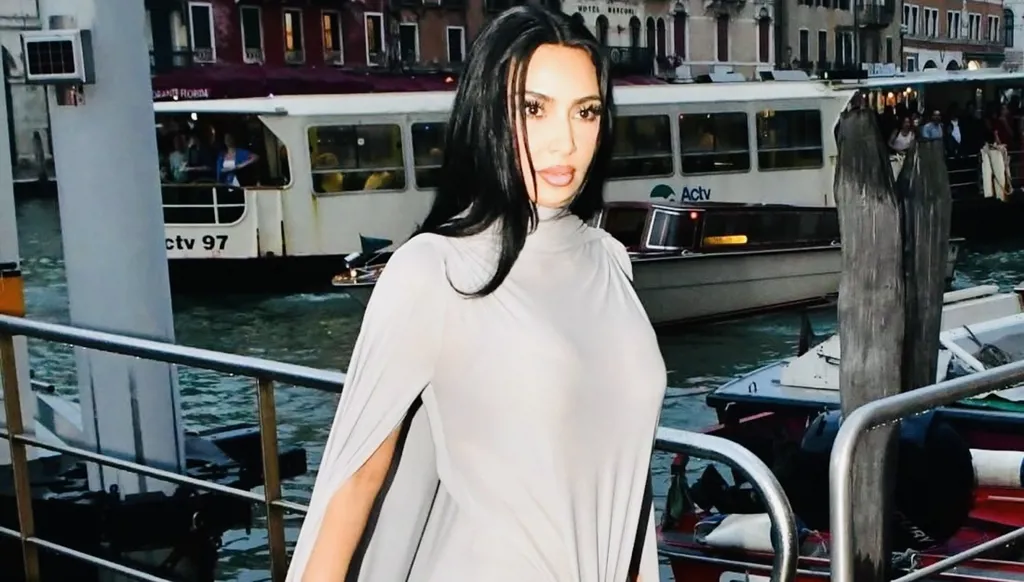 كيم كارداشيان تتصدّر الترند بإطلالتين تعكسان أسلوبها الفريد في البندقيّة (صور وفيديو)