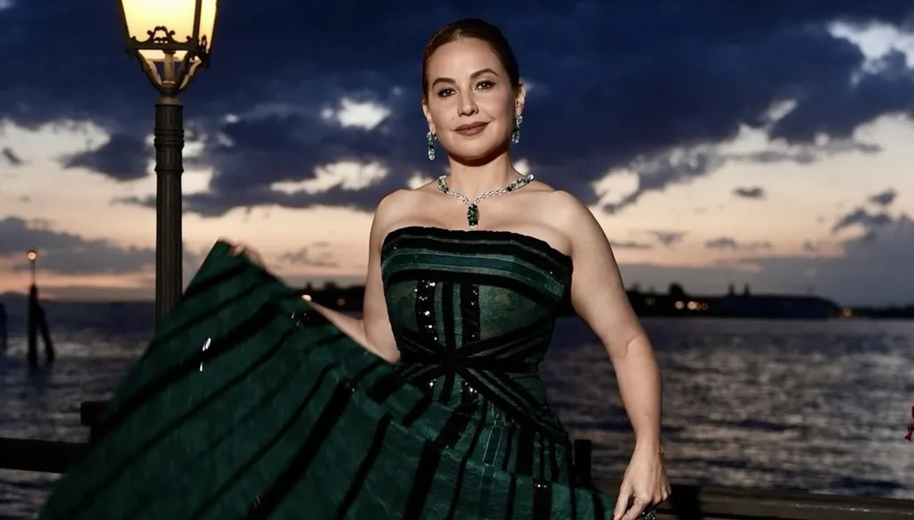 ريا أبي راشد تتألّق في مهرجان البندقية 2025 بين فخامة طوني ورد ولمسة أرماني (صور وفيديو)