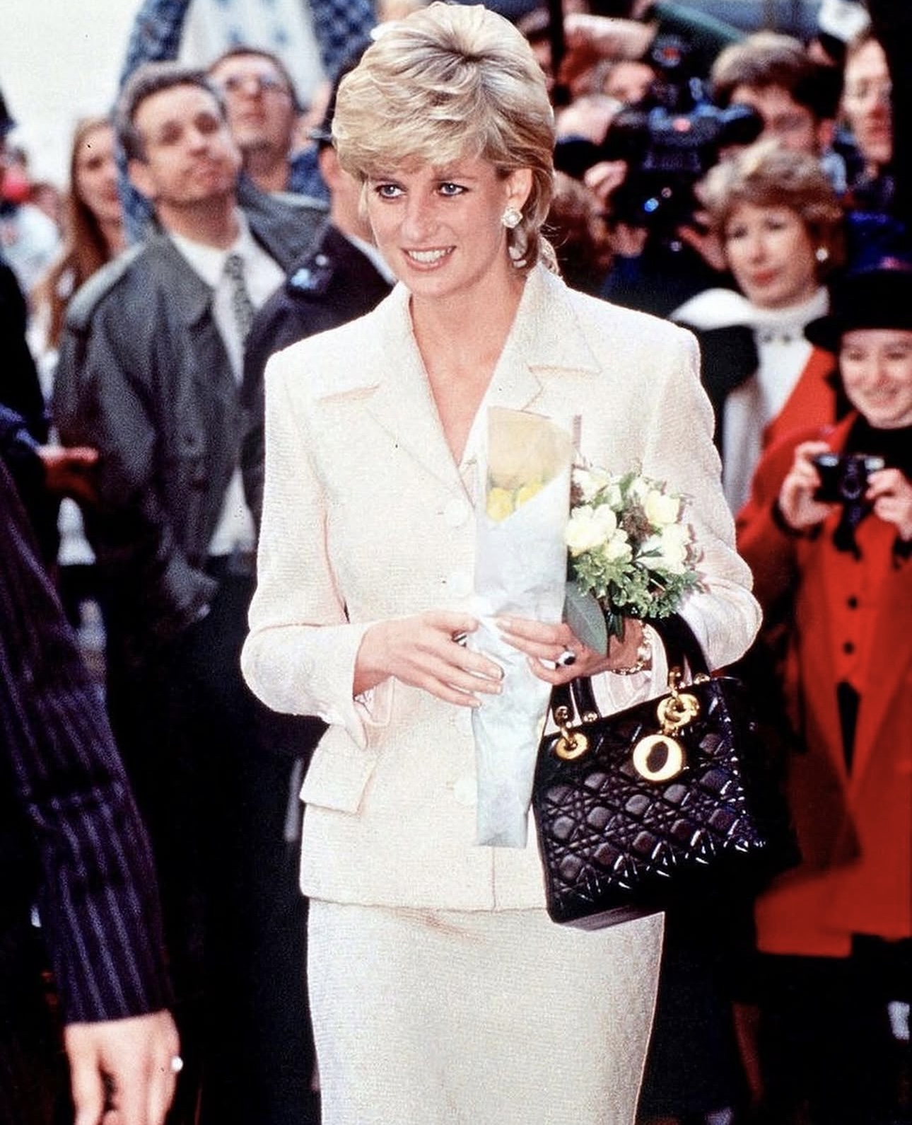  تفاصيل صنعت هوية الليدي ديانا الفريدة من بينها حقيبة Lady Dior (إنستغرام) 